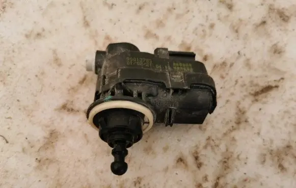 Toyota Avensis T270 Headlight level adjustment motor 90013783 E10210410