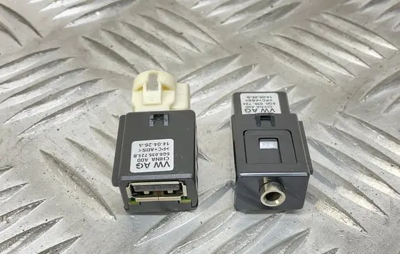 Skoda Octavia Mk3 (5E) AUX in-socket connector 5Q0035726B 5Q0035724