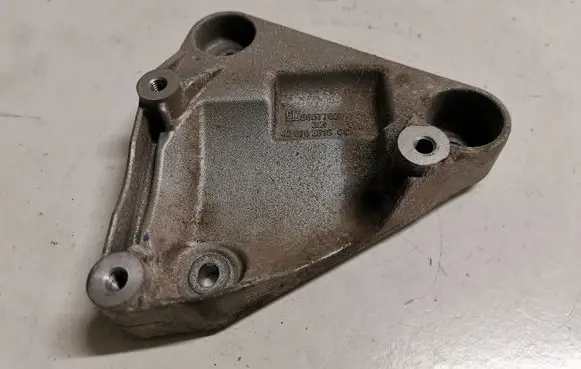 Engine mounting bracket