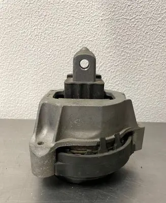 BMW 5 G30 G31 Engine mount bracket 6860488 110717212037