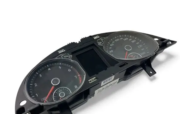 Volkswagen PASSAT B7 Speedometer (instrument cluster) 3AA920870K