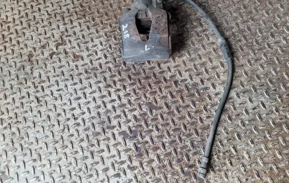 Volkswagen Golf VI Front brake caliper