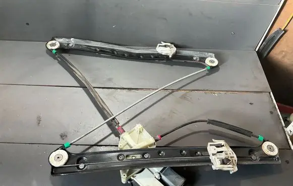 BMW X3 E83 Front door window regulator motor 69259631 S007083005