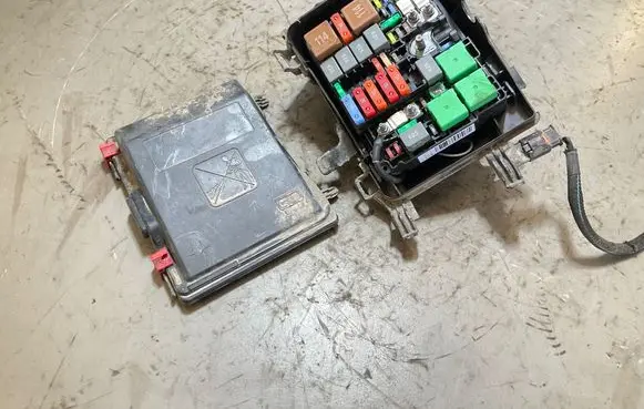 Peugeot Partner III Fuse module 9804848580