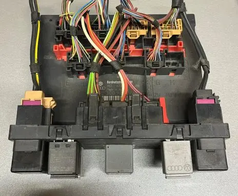 Volkswagen PASSAT B6 Fuse module 3C0937049A 06406021 F005V00630