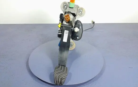 Accelerator throttle pedal