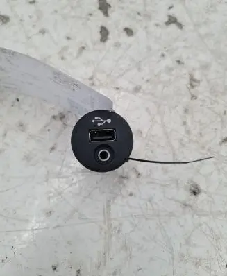 Nissan Juke I F15 USB socket connector 