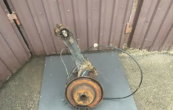 Rear wheel hub spindle/knuckle