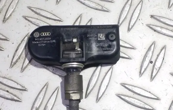 Volkswagen PASSAT B6 Tire pressure sensor 1K0907255A S12215001A L180VW2