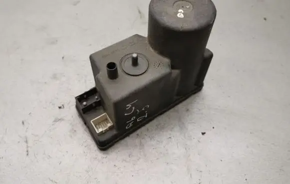 Audi A4 S4 B5 8D Central locking vacuum pump 4A0862257A