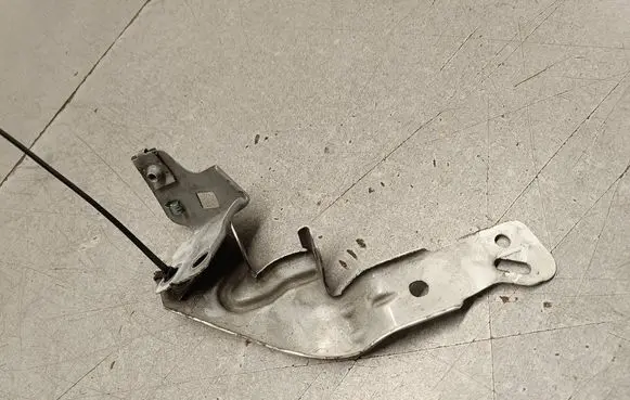 Opel Insignia B Fender mounting bracket 
