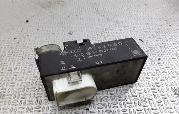 Volkswagen PASSAT B4 Coolant fan relay 357919506D