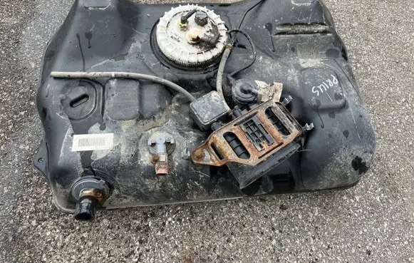 Toyota Prius (NHW20) Fuel tank