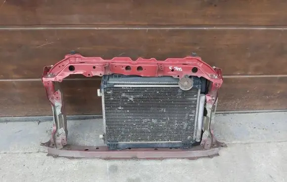 Toyota Yaris Front bodywork piece 