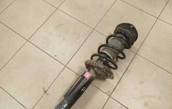 Volkswagen PASSAT B8 Front shock absorber with coil spring 3358015