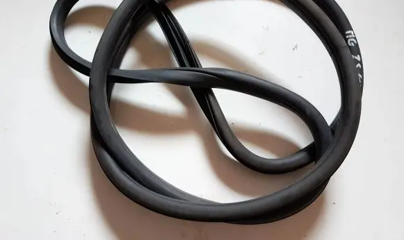 MG ZS Front door rubber seal 18229798