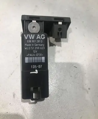 Volkswagen PASSAT B6 Glow plug pre-heat relay 038907281D