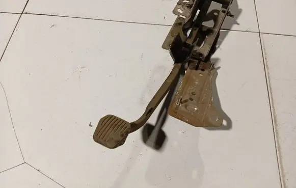 Ford C-MAX I Clutch pedal 3M512467AN