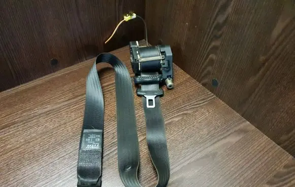 Iveco Daily 35 - 40.10 Front seatbelt 33004573F 33017280A1 048006