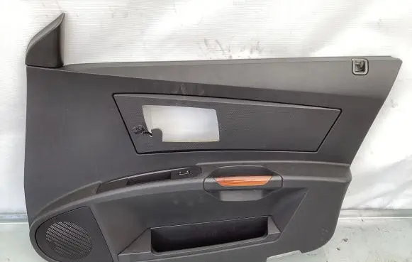 Cadillac CTS Front door card panel trim P998900V0 46387297