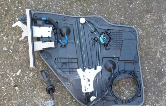 KIA Stinger Rear window lifting mechanism without motor