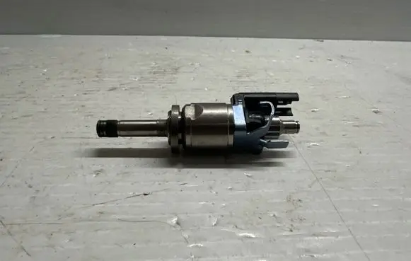 Volvo V40 Fuel injector 31303495