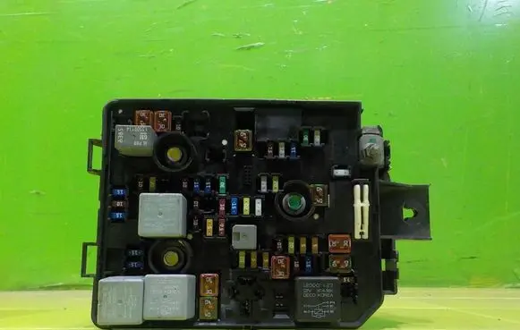 Opel Mokka Fuse box set 95263746 BEZPIECZNIKOW