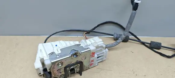 Mercedes-Benz ML W164 Rear door lock 1697302135