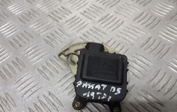 Volkswagen PASSAT B5.5 Central body control module 8D1820511E