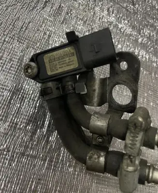 Volkswagen PASSAT B6 Fuel pressure sensor 076906051A