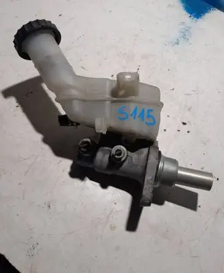 Mitsubishi Outlander Brake fluid reservoir 