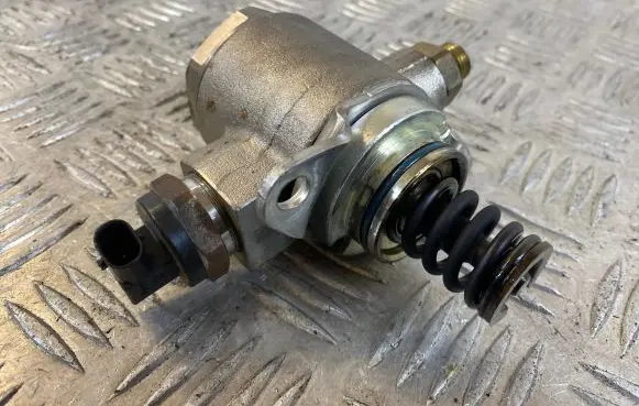 Audi A4 S4 B8 8K Fuel injection high pressure pump 06J127025F