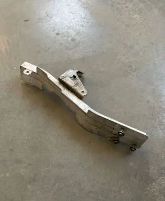 Headlight/headlamp mounting bracket