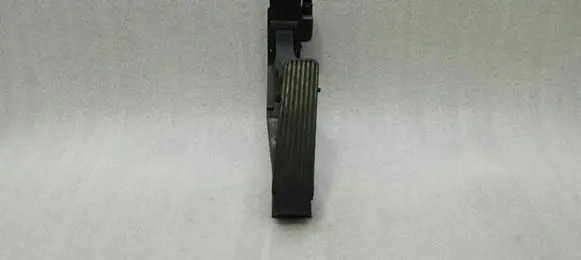 Mercedes-Benz CLS C219 Accelerator throttle pedal A2113000504