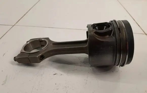 BMW X5 E70 Piston with connecting rod 84L107