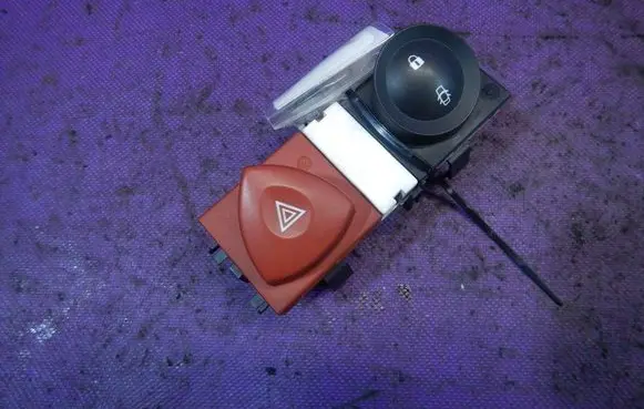 Renault Megane II Hazard light switch 