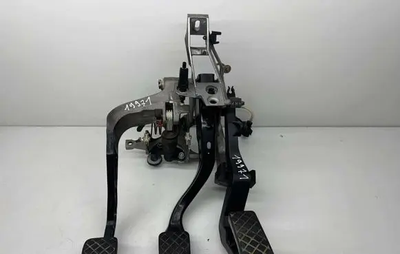 Audi A6 S6 C5 4B Pedal assembly 8D1721117D 028907475AJ 028100266