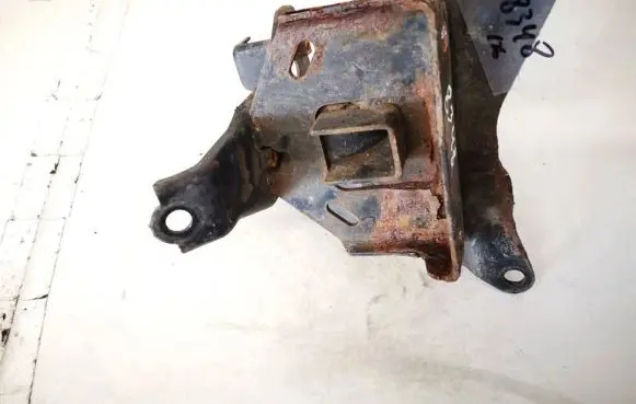 Toyota Yaris Engine mount bracket