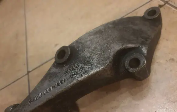 Gearbox mounting bracket