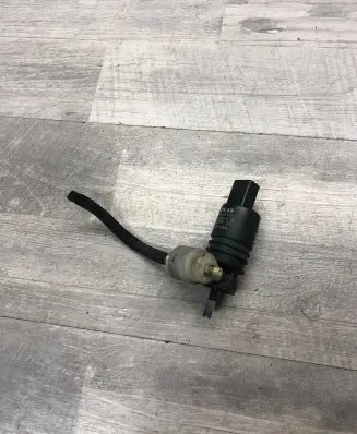 Volkswagen PASSAT B7 Windscreen/windshield washer pump 1K6955651 31227899