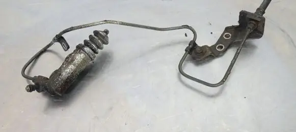 Toyota RAV 4 (XA30) Clutch slave cylinder 