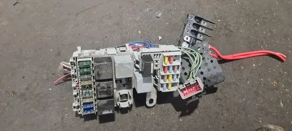 Volvo V70 Fuse module 8690698