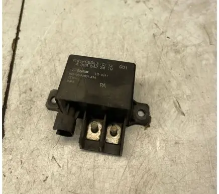 Mercedes-Benz E W211 Charging relay A0025423819 V23132A2001X14