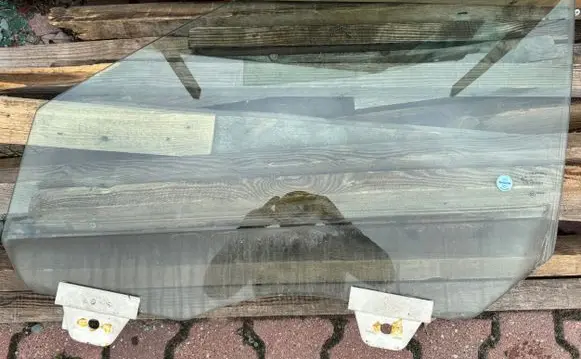 Jeep Grand Cherokee Front door window glass four-door