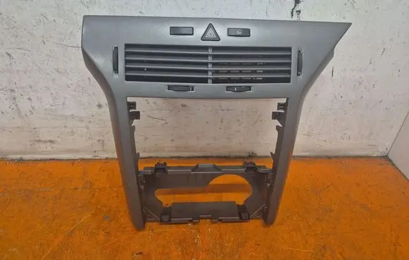 Opel Astra H Radio/GPS head unit trim 331985437