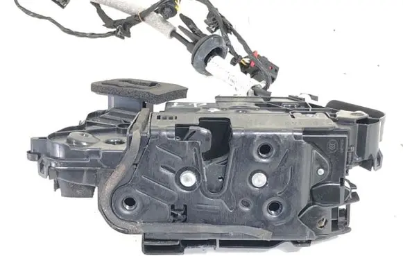 Volkswagen PASSAT B8 Front door lock 5NB837015B