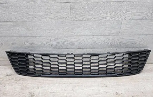 Skoda Octavia Mk3 (5E) Front bumper lower grill 5E0853677B