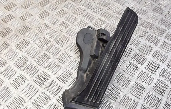 Accelerator throttle pedal