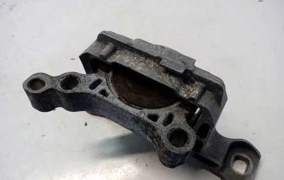 Ford Kuga II Engine mount vacuum valve 
