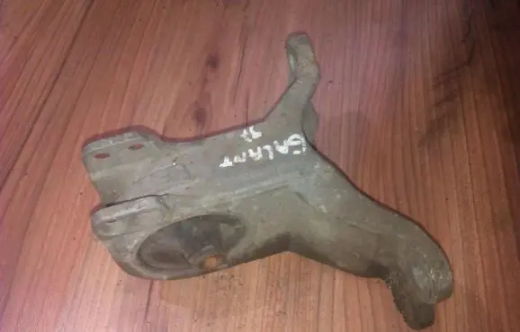 Mitsubishi Galant Engine mount bracket